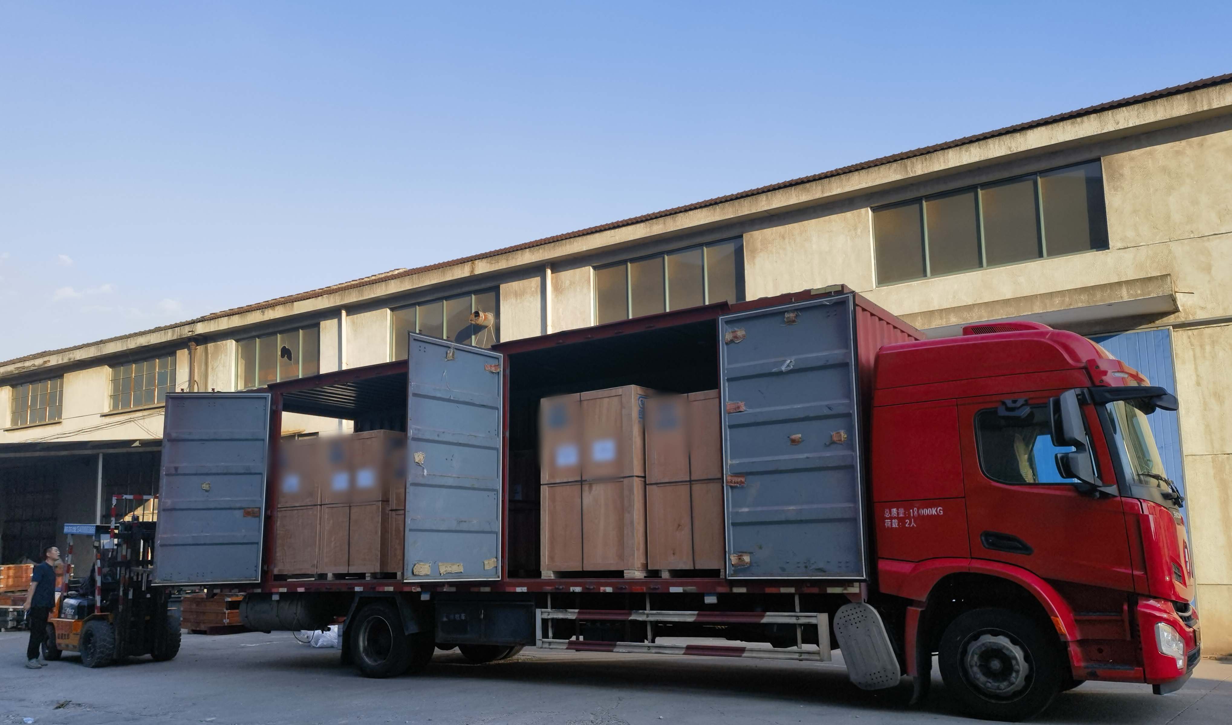 無(wú)錫中瑞制氮機(jī)持續(xù)裝柜出口中 